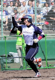 シオノギ－東海理化　１回に３ラン本塁打を放ちガッツポーズするシオノギの氏丸