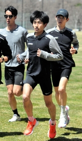 男子１万メートルに出場する田村和希（中央）。菅平高原での合宿では住友電工の仲間と汗を流した＝長野県上田市内