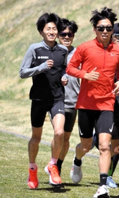 男子１万メートルに出場する田村和希（左）。菅平高原での合宿では遠藤日向（右）ら住友電工の仲間と汗を流した＝長野県上田市内