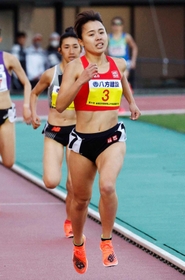 陸上の選抜中・長距離大会の女子１５００メートルで優勝した後藤夢。奥は２位の田中希実＝８日、熊本市