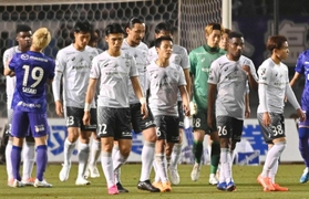 広島に敗れ、肩を落とす神戸イレブン