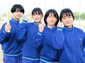 中学女子４００メートルリレーで２年生だけで決勝進出を目指す上甲子園の選手たち＝西宮市の同校