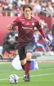 攻守に献身的なプレーを見せる神戸の酒井＝９日、ノエビアスタジアム神戸