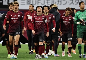 横浜に２-３で逆転負けを喫し、肩を落とすイニエスタ（中央）ら神戸イレブン＝ノエビアスタジアム神戸（撮影・長嶺麻子）