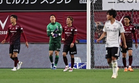 神戸－横浜Ｍ　後半、２－３と逆転され、肩を落とす神戸イレブン（撮影・長嶺麻子）