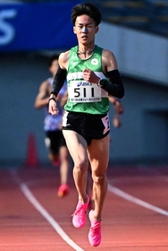 アシックスチャレンジ男子１万メートル決勝２組　日本人トップの３位に入った亜大の片川祐大（撮影・斎藤雅志）