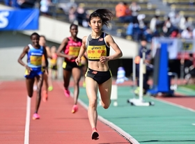 グランプリ女子１５００メートル決勝　３連覇した田中希実＝神戸市須磨区、ユニバー記念競技場（撮影・中西幸大）