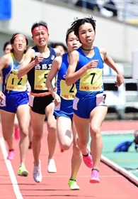 高校女子２０００メートル決勝　６分９秒46で優勝した関本遥（７）＝撮影・中西幸大
