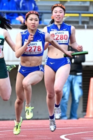 高校女子４００メートルリレー決勝　滝川第二の３走向山怜利（右）からバトンを受けるアンカー西藤杏純（撮影・斎藤雅志）