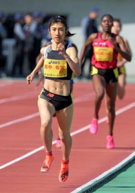 グランプリ女子１５００メートル決勝　４分９秒79で３連覇を果たしたニューバランスの田中希実（手前）＝撮影・風斗雅博