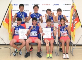 中学４００メートルリレーで男女アベック優勝した高司の選手たち（撮影・風斗雅博）