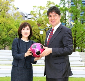 神戸レディースフットボールセンターのアドバイザーに就任した永島昭浩氏（右）と兵庫県サッカー協会の高砂佳世副会長＝神戸市中央区の東遊園地
