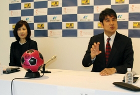 神戸レディースフットボールセンターのアドバイザーに就任し、会見する永島昭浩氏（右）と兵庫県サッカー協会の高砂佳世副会長＝神戸市中央区の東遊園地