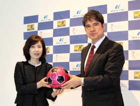 神戸レディースフットボールセンターのアドバイザーに就任した永島昭浩氏（右）と兵庫県サッカー協会の高砂佳世副会長＝神戸市中央区の東遊園地