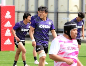 今季最終戦を前に練習で奮闘していた神戸のフランカー前川鐘平。主将も務めた功労者だ＝４月２１日、神戸市東灘区