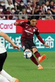 神戸-湘南　前半、ＦＫで先制点を奪った神戸の初瀬＝ノエビアスタジアム神戸（撮影・小林良多）