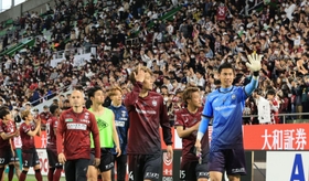 湘南に快勝し、集まった大勢のサポーターにあいさつする神戸イレブン＝ノエビアスタジアム神戸（撮影・小林良多）