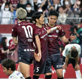 神戸-湘南　後半、追加点を決めた神戸の山口（５）＝ノエビアスタジアム神戸（撮影・小林良多）