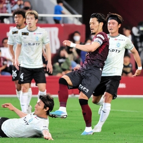 神戸-湘南　後半、追加点を決める神戸の山口（中央）＝ノエビアスタジアム神戸（撮影・小林良多）