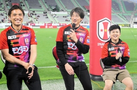 ＩＮＡＣ神戸戦前のトークショーに出演した元Ｊ１神戸の那須大亮さん（左）、元プロ野球阪神の能見篤史さん（中央）、ＴｉｋＴｏｋクリエイターのウンパルンパさん
