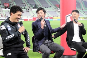 試合前のトークショーに出演したＩＮＡＣ神戸の朴康造監督（右）と元日本代表の加地亮さん（中央）、ＩＮＡＣ神戸の安本卓史社長＝神戸市兵庫区、ノエビアスタジアム神戸