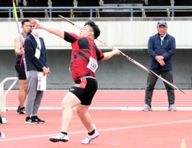男子やり投げ決勝　52メートル31の自己新記録をマークした政成晴輝＝神戸市須磨区、ユニバー記念競技場