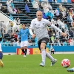 ３月２６日のルヴァン・カップ横浜ＦＣ戦で今季公式戦初出場を果たした神戸のイニエスタ（中央）＝横浜市のニッパツ三ツ沢球技場