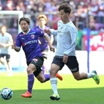 神戸－京都　前半、ドリブルで突進する神戸の汰木（右）＝撮影・斎藤雅志