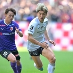 京都-神戸　前半、ドリブルで突進する神戸の大迫（右）＝撮影・斎藤雅志