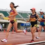 兵庫リレーカーニバル女子グランプリ１万メートル決勝を走る田中希実（左）＝２０２２年４月、ユニバー記念競技場