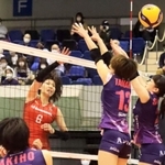現役引退を発表した久光の石井優希（左）