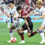 神戸-広島　前半、相手ゴール前に切り込む神戸の泉（中央）＝撮影・小林良多）