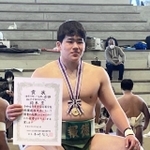 全国高校選抜大会を制し、金メダルを首にかけた岡本＝３月19日、高知県立春野総合運動公園（提供・報徳高相撲部）