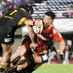 東京ＳＧ-神戸　前半、タックルで止められる神戸のＳＯ李承信