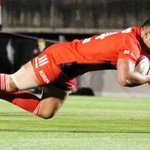 東京ＳＧ-神戸　前半、チーム２本目のトライを奪う神戸のＷＴＢモエアキオラ＝秩父宮ラグビー場