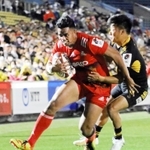 東京ＳＧ-神戸　前半、タックルを食らいながらトライまで持っていった神戸のナンバー８サウマキ＝秩父宮ラグビー場