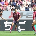 神戸-新潟　ドリブルで切り込む神戸の武藤（中央）＝撮影・風斗雅博