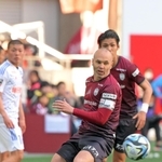 神戸-新潟　後半、ボールを保持する新潟の選手を追いかける神戸のイニエスタ＝撮影・風斗雅博