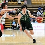 東京Ｚ-西宮　第１クオーター、ドリブルする西宮の綱井（右）＝（Ｃ）B.LEAGUE
