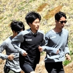 男子１万メートルに出場する田村和希（左）。菅平高原での合宿では住友電工の仲間と汗を流した＝長野県上田市内