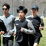 男子１万メートルに出場する田村和希（中央）。菅平高原での合宿では住友電工の仲間と汗を流した＝長野県上田市内