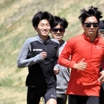 男子１万メートルに出場する田村和希（左）。菅平高原での合宿では遠藤日向（右）ら住友電工の仲間と汗を流した＝長野県上田市内