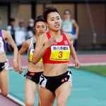 陸上の選抜中・長距離大会の女子１５００メートルで優勝した後藤夢。奥は２位の田中希実＝８日、熊本市
