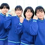 中学女子４００メートルリレーで２年生だけで決勝進出を目指す上甲子園の選手たち＝西宮市の同校