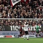 神戸-横浜Ｍ　前半、２-２の同点に追いつかれ、肩を落とす神戸イレブン＝ノエビアスタジアム神戸（撮影・長嶺麻子）