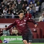 神戸-横浜Ｍ　前半、先制のシュートを放つ神戸の汰木＝ノエビアスタジアム神戸（撮影・長嶺麻子）