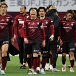 横浜に２-３で逆転負けを喫し、肩を落とすイニエスタ（中央）ら神戸イレブン＝ノエビアスタジアム神戸（撮影・長嶺麻子）