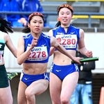 高校女子４００メートルリレー決勝　滝川第二の３走向山怜利（右）からバトンを受けるアンカー西藤杏純（撮影・斎藤雅志）