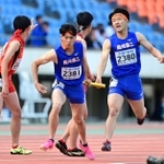 高校男子１６００メートルリレー決勝　滝川第二の３走和田純弥（２３８０）からアンカー山本玲慈へバトンをつなぐ（撮影・中西幸大）