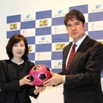 神戸レディースフットボールセンターのアドバイザーに就任した永島昭浩氏（右）と兵庫県サッカー協会の高砂佳世副会長＝神戸市中央区の東遊園地
